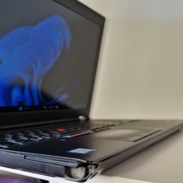 Lenovo Thinkpad P50 | 15,6″ | M1000M 4GB | I7 | 32GB | 512GB SSD | Grade C - vist med slag på hjørnet